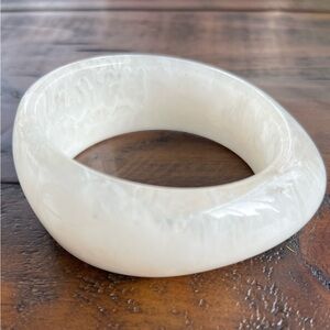 Vintage Resin Marble Swirl Wave Organic Shape Hobo Cream & White Retro Bangle